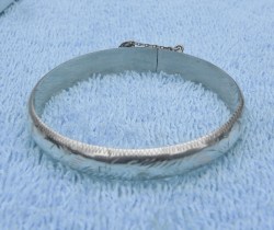 Estate Sterling Silver 925 Etched Bangle BRACELET Domed-Hinged-Safety Chain